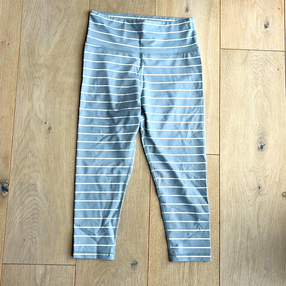 Kiava gray and white stripe capri leggings size S
